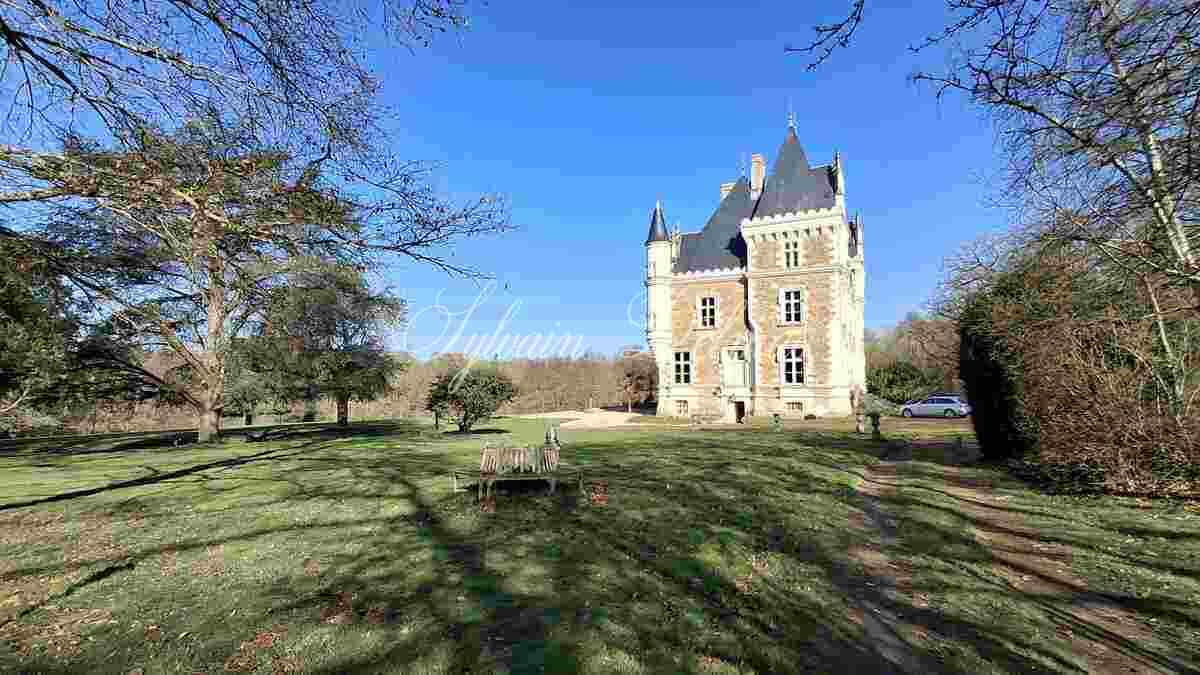 Propriété équestre — Beau château  XIX eme à vendre en Haut-Anjou.