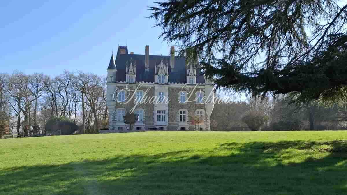 Propriété équestre — Beau château  XIX eme à vendre en Haut-Anjou.