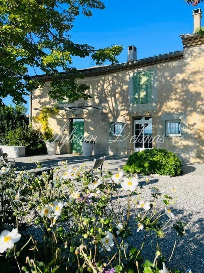 Grande ferme provençale d'exception à vendre dans le Vaucluse, entièrement restaurée.