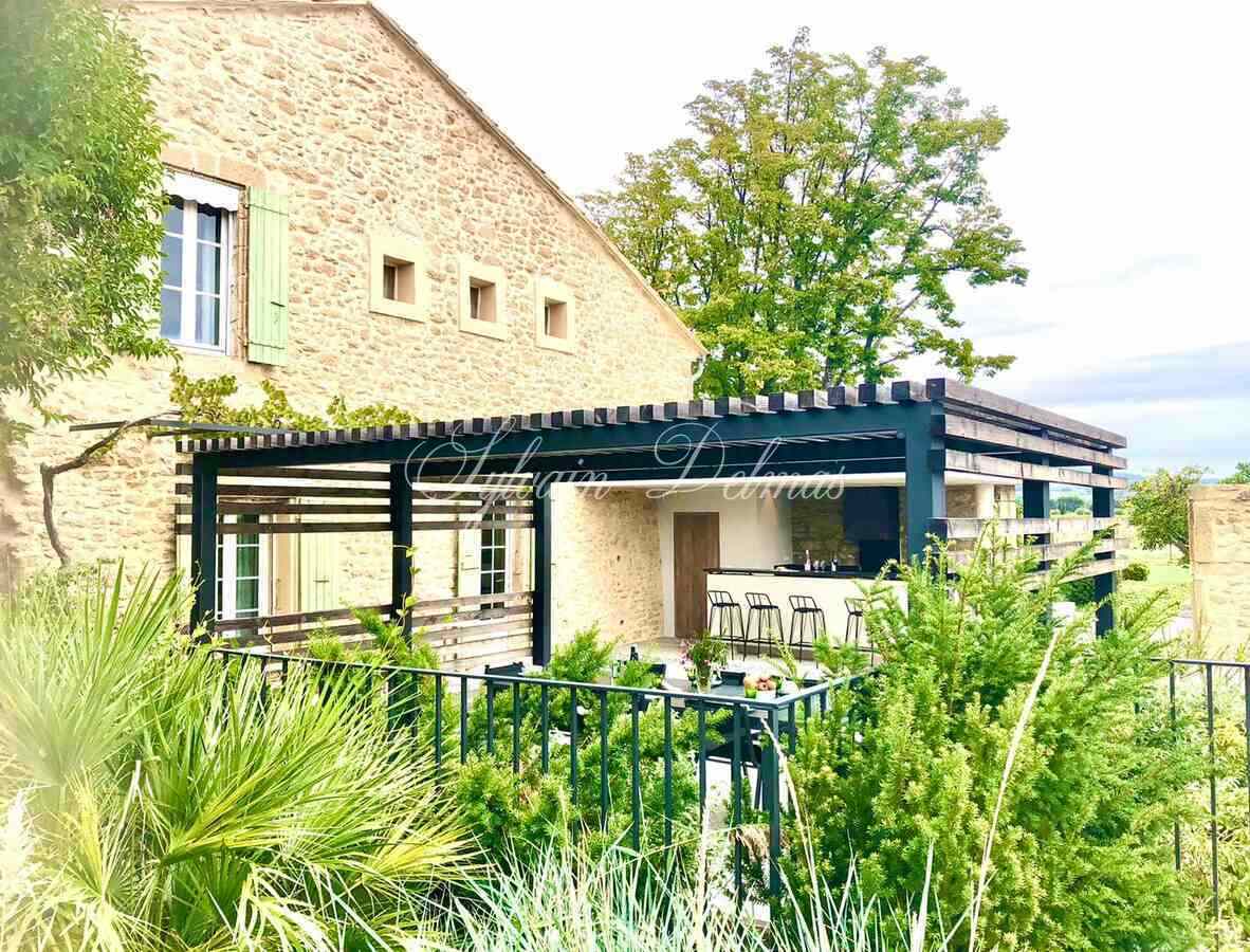 Grande ferme provençale d'exception à vendre dans le Vaucluse, entièrement restaurée.