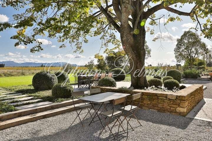 Grande ferme provençale d'exception à vendre dans le Vaucluse, entièrement restaurée.