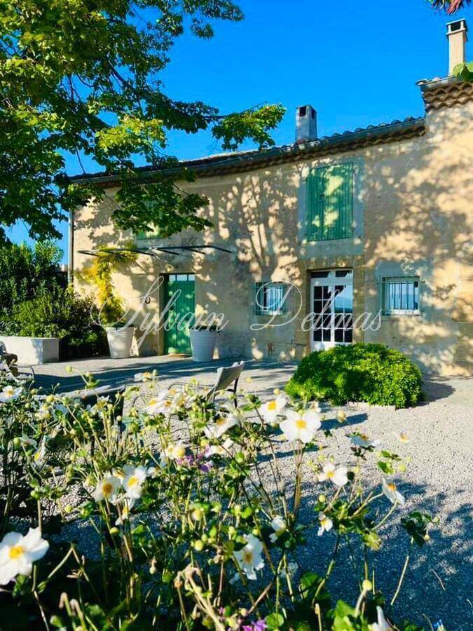 Grande ferme provençale d'exception à vendre dans le Vaucluse, entièrement restaurée.