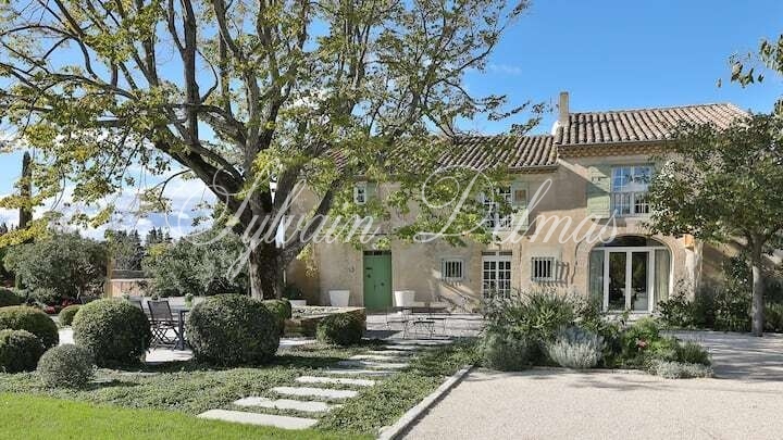 Grande ferme provençale d'exception à vendre dans le Vaucluse, entièrement restaurée.