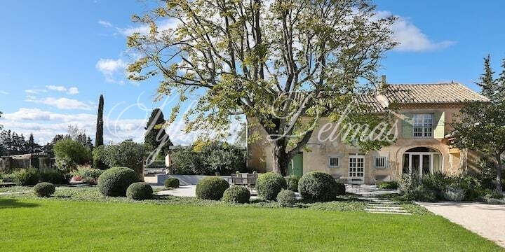 Grande ferme provençale d'exception à vendre dans le Vaucluse, entièrement restaurée.