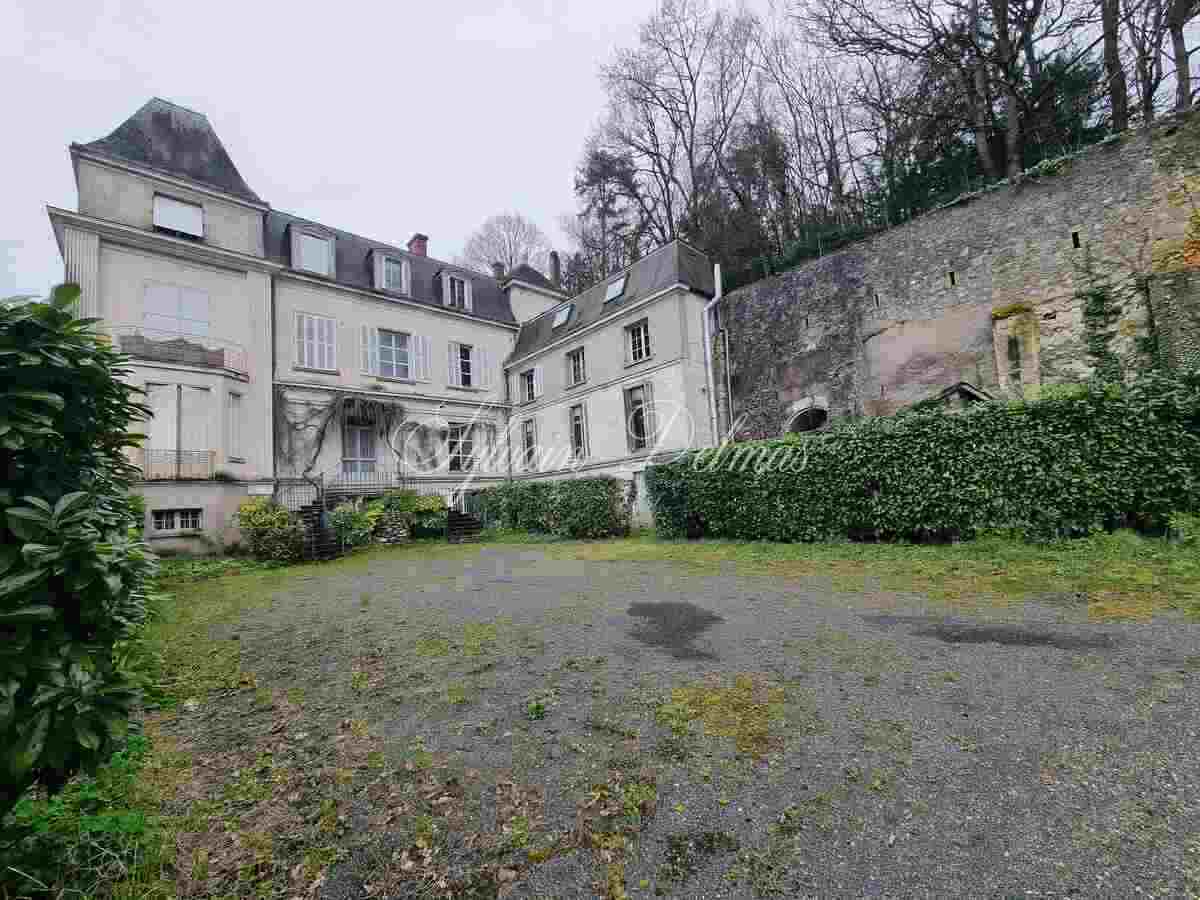 Hôtel particulier — Ancien prieuré à restaurer idéalement à 5 minutes du centre de Tours.