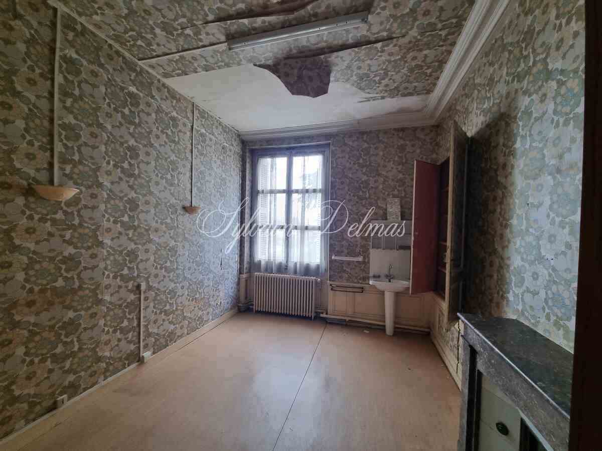 Hôtel particulier — Ancien prieuré à restaurer idéalement à 5 minutes du centre de Tours.