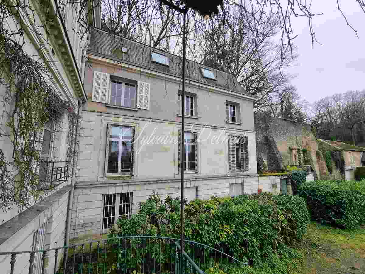 Hôtel particulier — Ancien prieuré à restaurer idéalement à 5 minutes du centre de Tours.