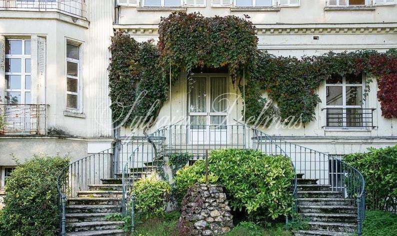 Hôtel particulier — Ancien prieuré à restaurer idéalement à 5 minutes du centre de Tours.