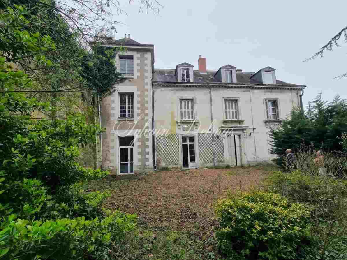 Hôtel particulier — Ancien prieuré à restaurer idéalement à 5 minutes du centre de Tours.