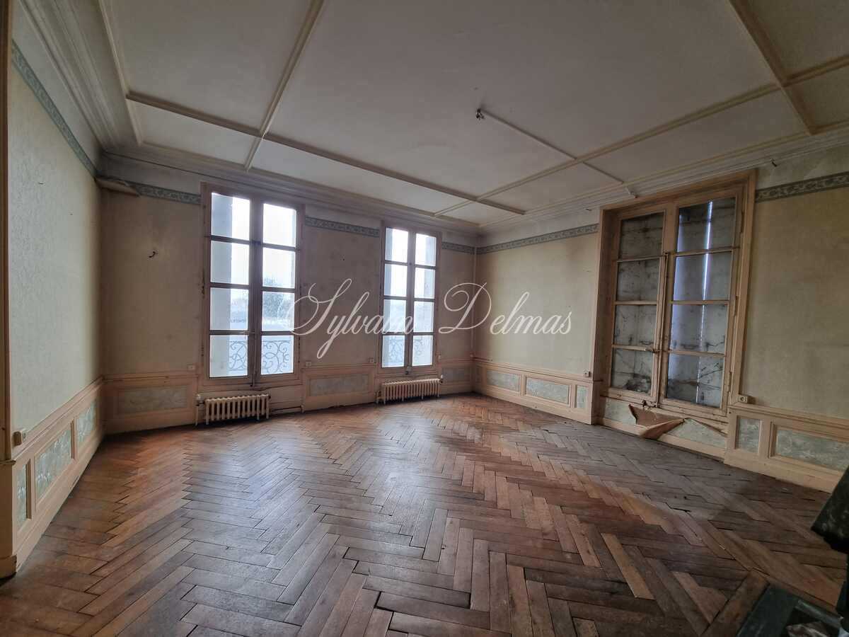 Hôtel particulier — Ancien prieuré à restaurer idéalement à 5 minutes du centre de Tours.