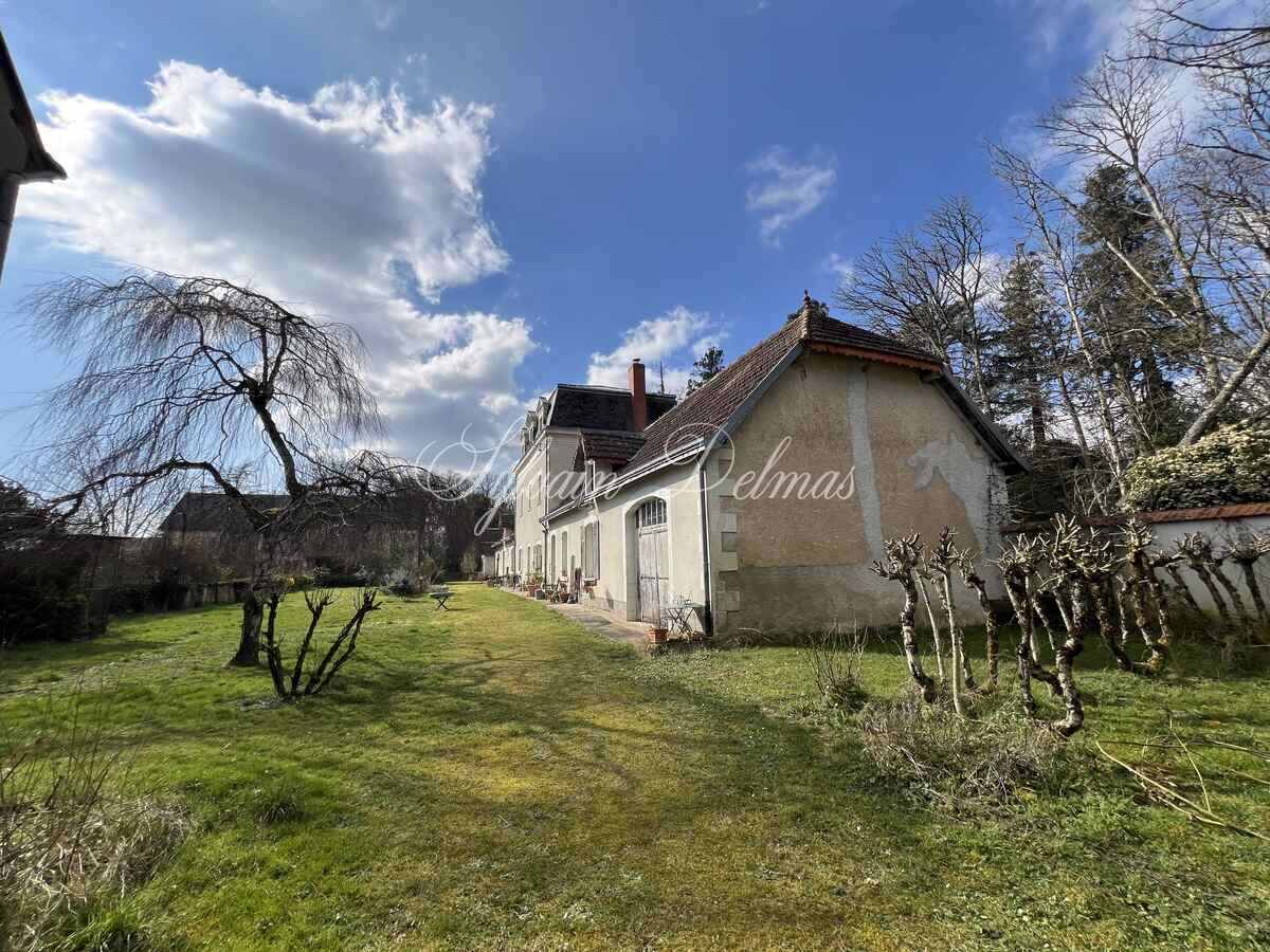 Château XIXème avec nombreuses dépendances sur 2.5 hectares LOCHES