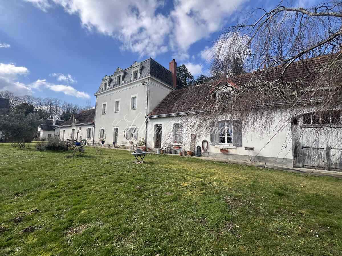 Château XIXème avec nombreuses dépendances sur 2.5 hectares LOCHES