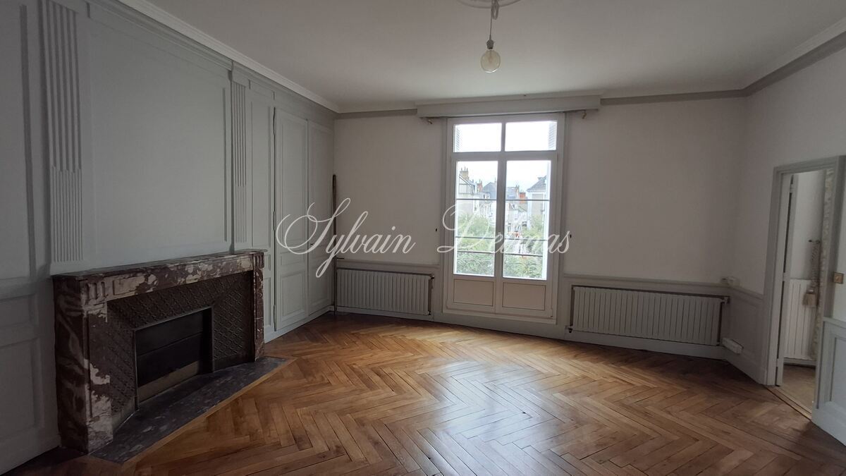 Immeuble de prestige — Immeuble ancien à usage mixte dans le vieux Tours de 400m2.