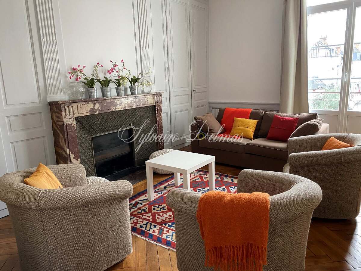 Immeuble de prestige — Immeuble ancien à usage mixte dans le vieux Tours de 400m2.