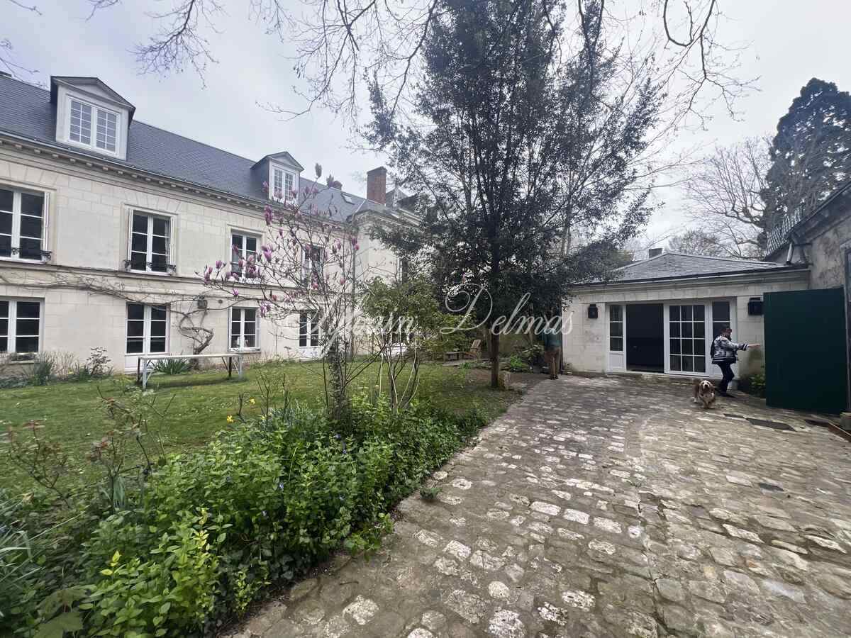 PLEIN CENTRE DE TOURS PROPRIÈTÈ XVII ET XVIII ème A CENT METTRE DE LA RUE NATIONALE