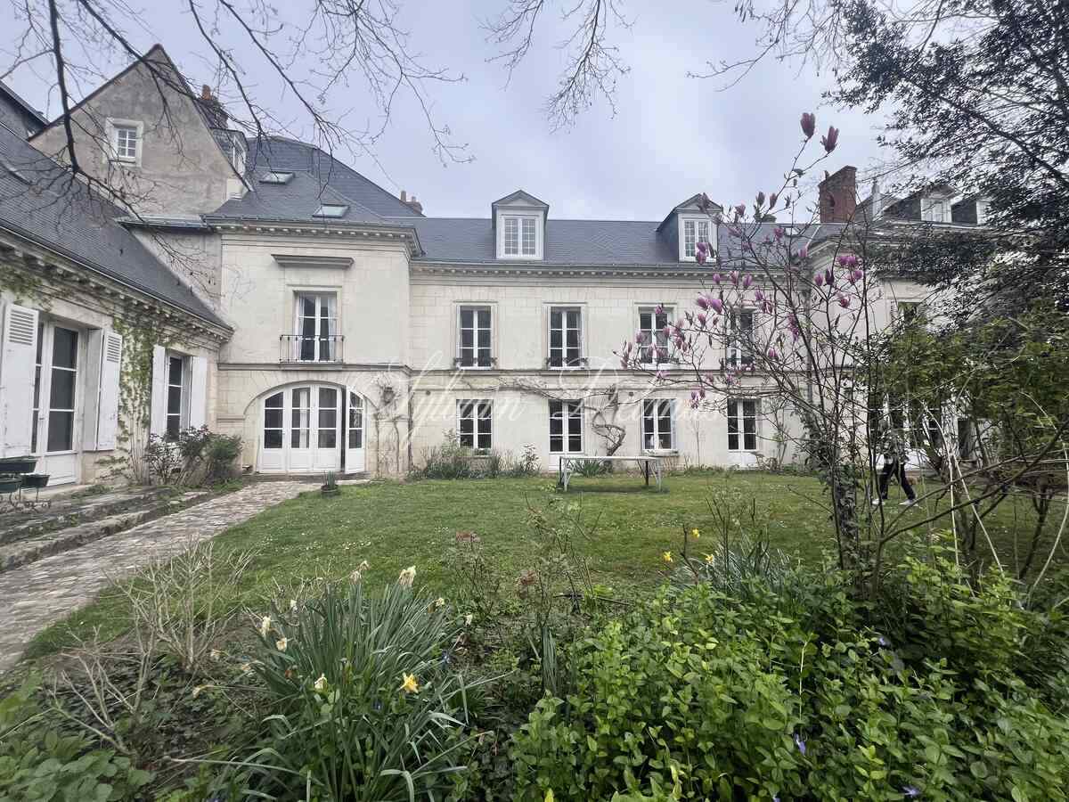 PLEIN CENTRE DE TOURS PROPRIÈTÈ XVII ET XVIII ème A CENT METTRE DE LA RUE NATIONALE