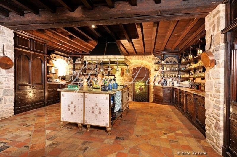 Un château médiéval Dans le Périgord du XIIe siècle situé sur un vaste domaine de 170 hectares avec une restauration complète qui honore son patrimoine.