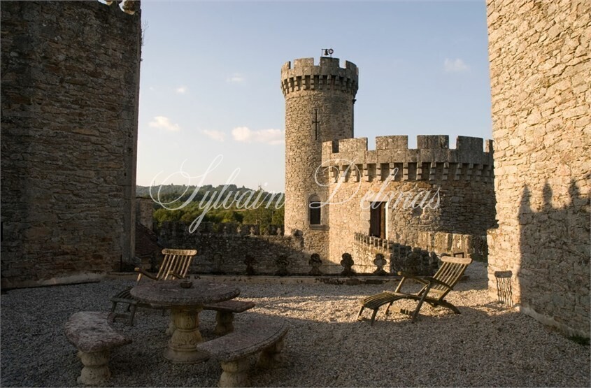 Un château médiéval Dans le Périgord du XIIe siècle situé sur un vaste domaine de 170 hectares avec une restauration complète qui honore son patrimoine.
