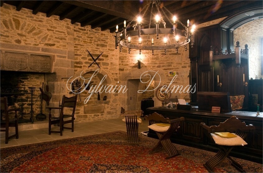 Un château médiéval Dans le Périgord du XIIe siècle situé sur un vaste domaine de 170 hectares avec une restauration complète qui honore son patrimoine.