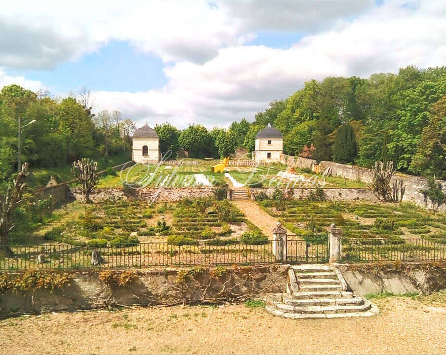 Château à 10 min de Tours de 500m2 sur un magnifique parc de 5ha.
