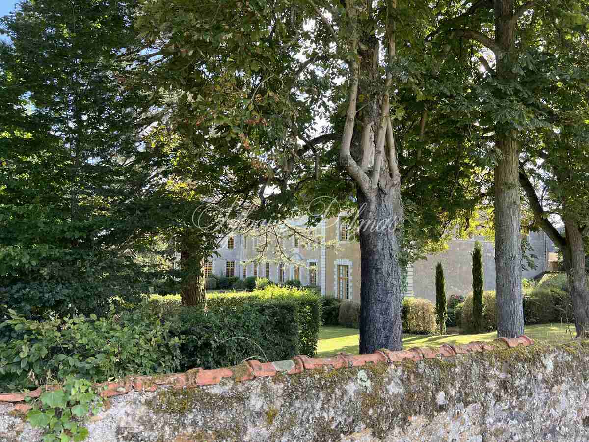Propriété équestre — Abbaye classé Monument Historique date des XVIe et XVIIe siècles. Situé à proximité de Sablé.