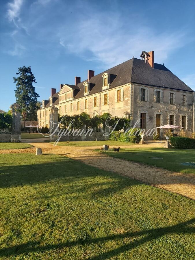 Propriété équestre — Abbaye classé Monument Historique date des XVIe et XVIIe siècles. Situé à proximité de Sablé.