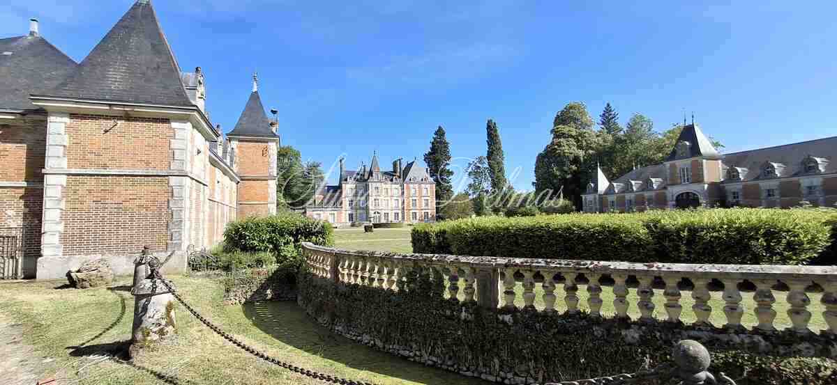 Château du XVIII eme a 1h10 de Paris. Conçu pour accueillir activités professionnelles et vie familiale indépendante.