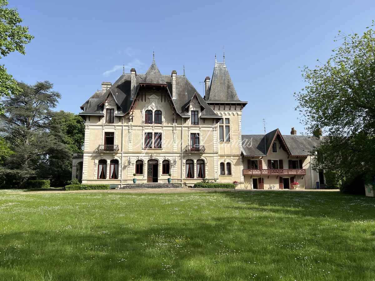 Château et domaine de 150 hectares en Vienne