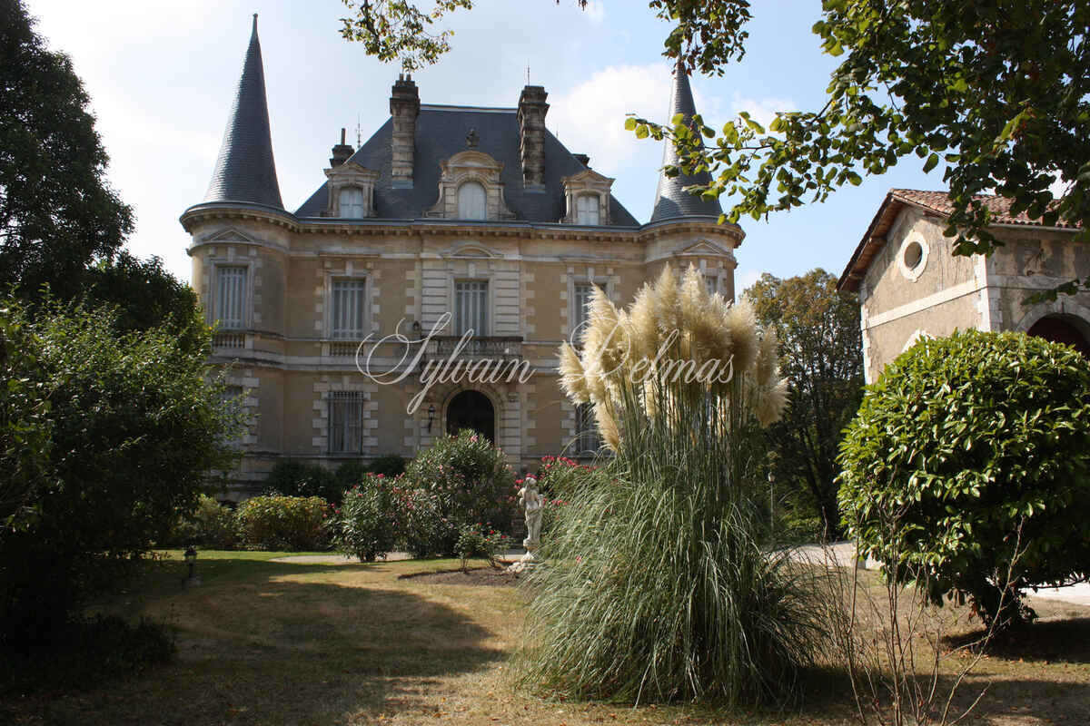 Château 19ème d'environ 1000 m² habitables .