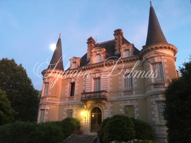 Château 19ème d'environ 1000 m² habitables .