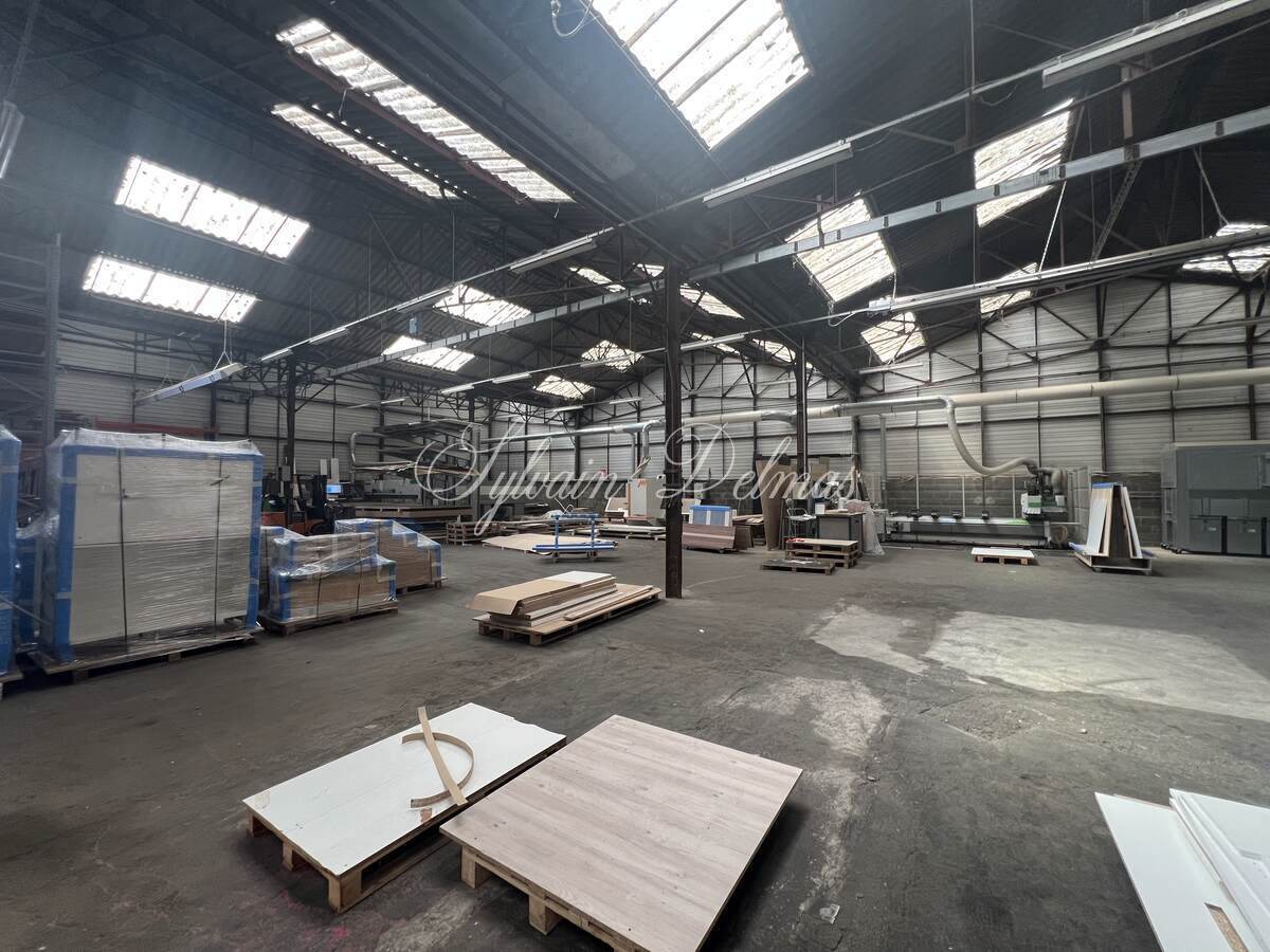AMBOISE OPPORTUNITE 4000 m2 de locaux industriel avec maison de maître aménagée en bureaux