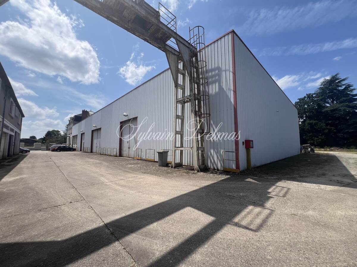 AMBOISE OPPORTUNITE 4000 m2 de locaux industriel avec maison de maître aménagée en bureaux