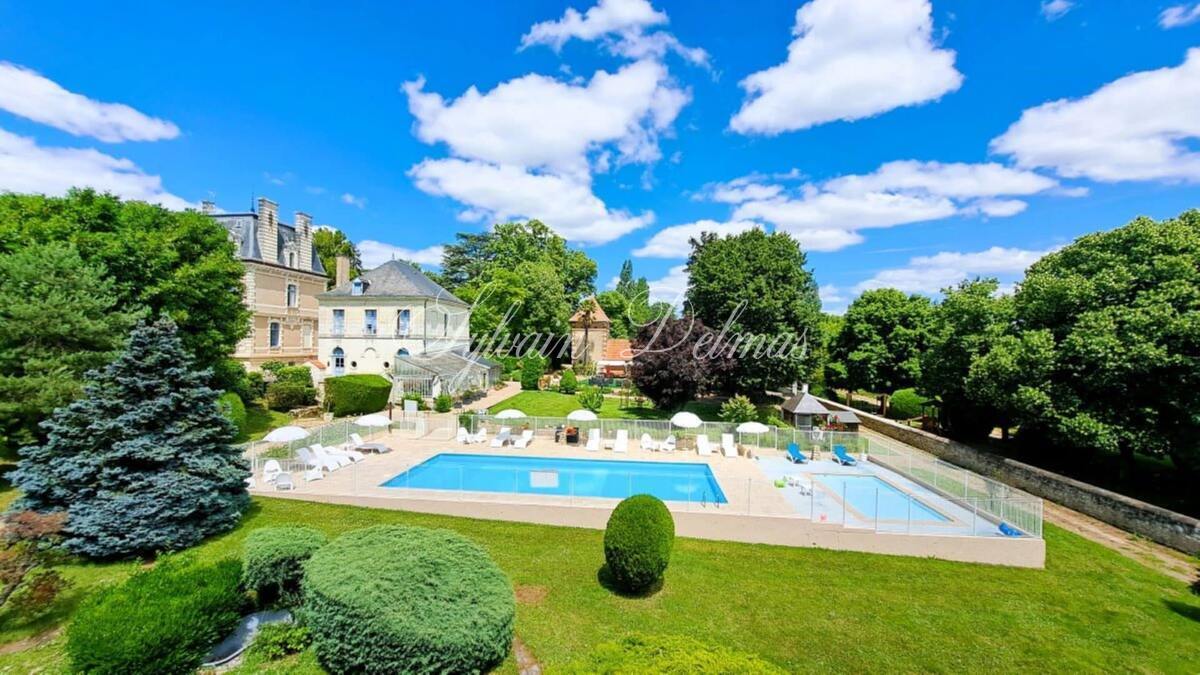 FABULEUX CHÂTEAU XIX ème en Touraine, restauré en lieux de séminaires