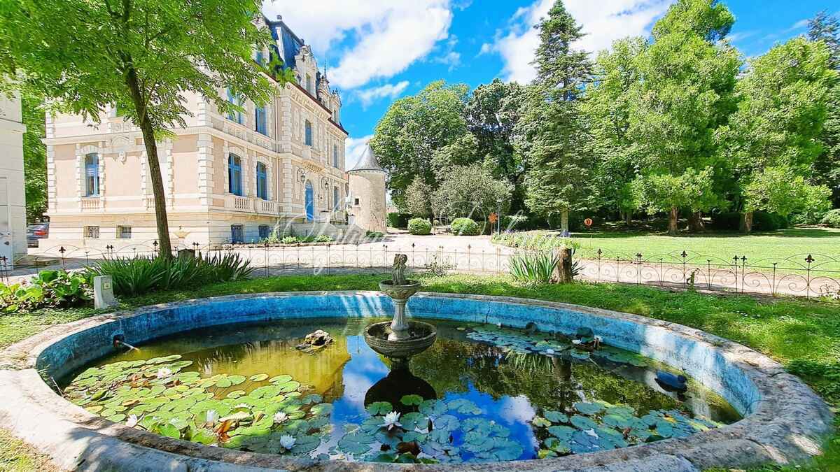 FABULEUX CHÂTEAU XIX ème en Touraine, restauré en lieux de séminaires