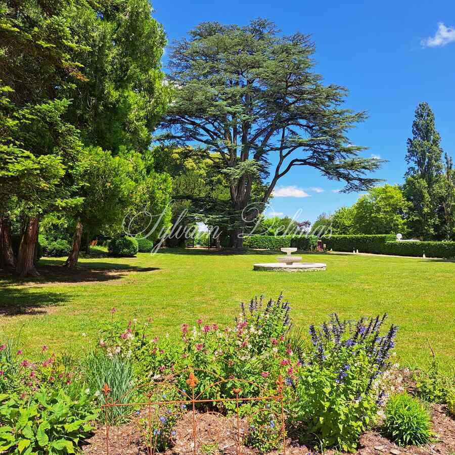 FABULEUX CHÂTEAU XIX ème en Touraine, restauré en lieux de séminaires