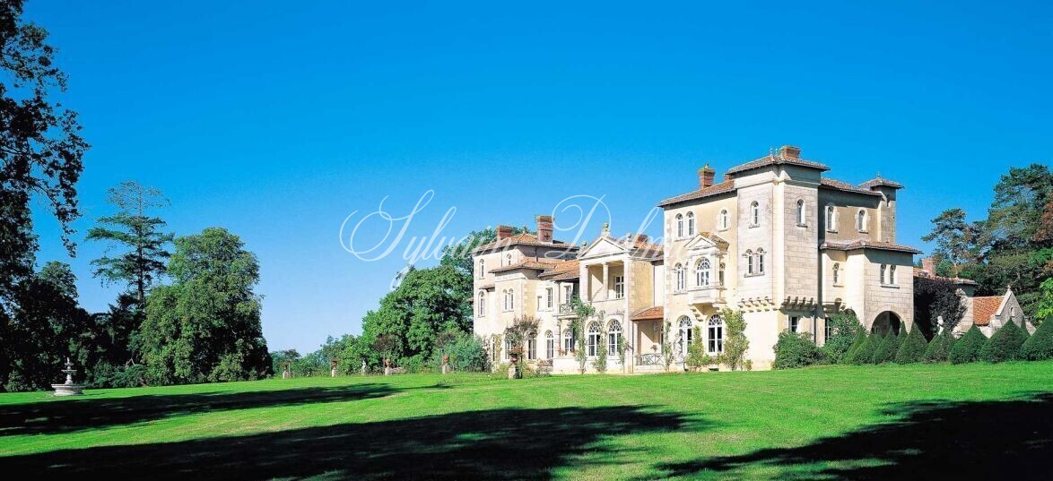 Château — Un véritable bijou au cœur de la Vendée, le Domaine est un lieu empreint d'élégance italienne et d'histoire.