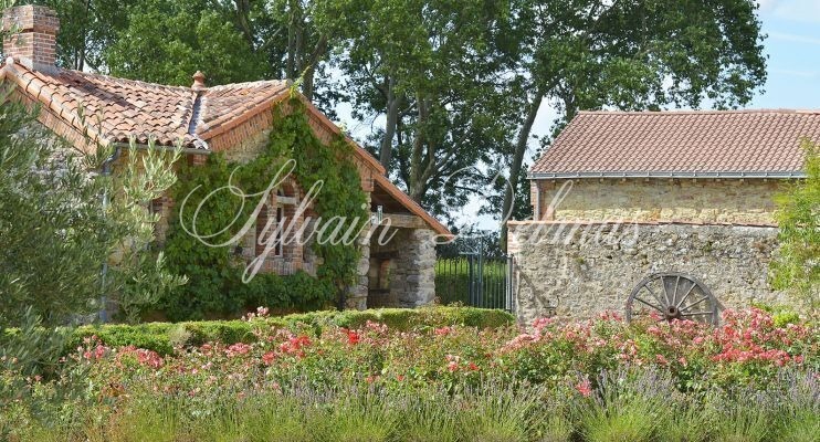 Château — Un véritable bijou au cœur de la Vendée, le Domaine est un lieu empreint d'élégance italienne et d'histoire.