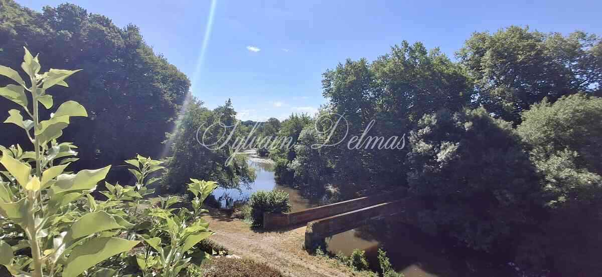 Domaine — Châteaux du XIX eme entièrement rénovée surplombant une charmante rivière, proche de Chambord et Blois.