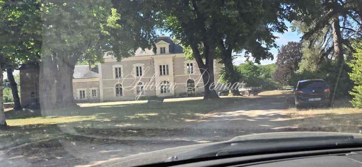 Domaine — Châteaux du XIX eme entièrement rénovée surplombant une charmante rivière, proche de Chambord et Blois.