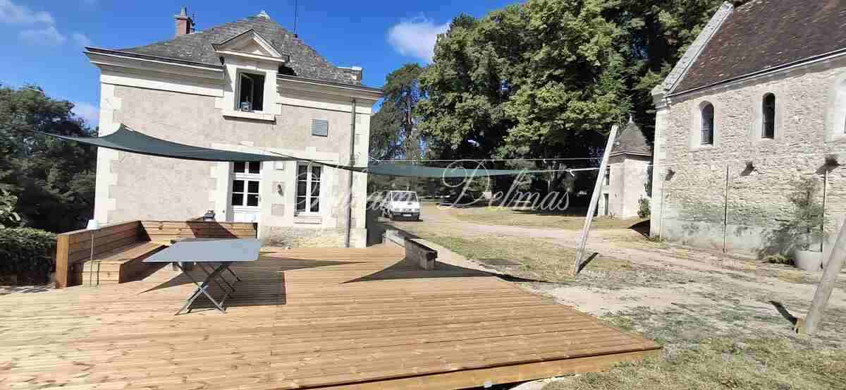 Domaine — Châteaux du XIX eme entièrement rénovée surplombant une charmante rivière, proche de Chambord et Blois.