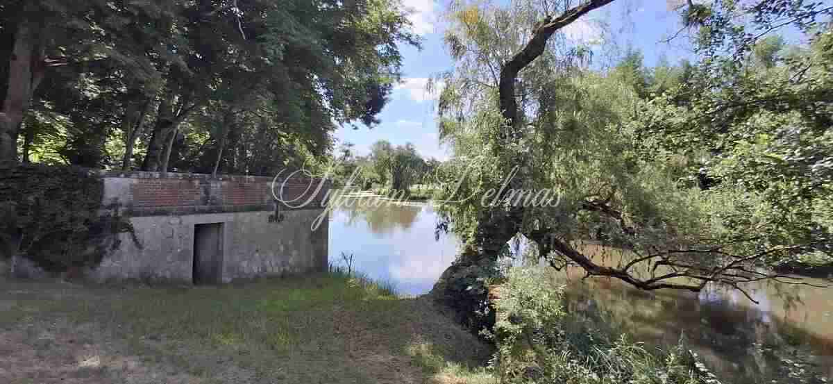 Domaine — Châteaux du XIX eme entièrement rénovée surplombant une charmante rivière, proche de Chambord et Blois.