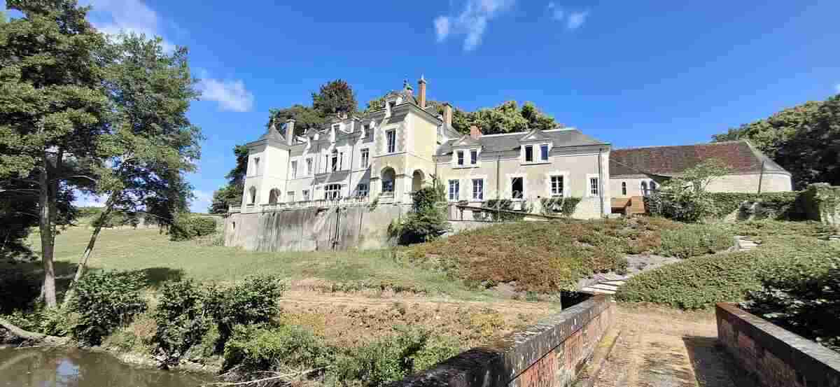Domaine — Châteaux du XIX eme entièrement rénovée surplombant une charmante rivière, proche de Chambord et Blois.