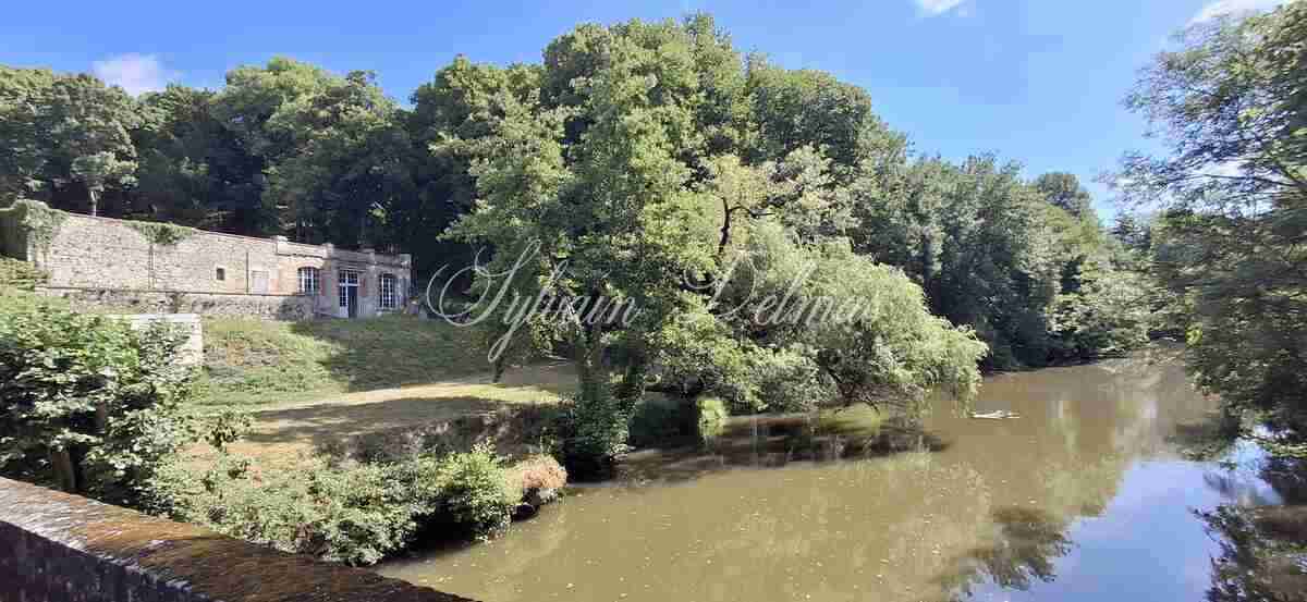 Domaine — Châteaux du XIX eme entièrement rénovée surplombant une charmante rivière, proche de Chambord et Blois.