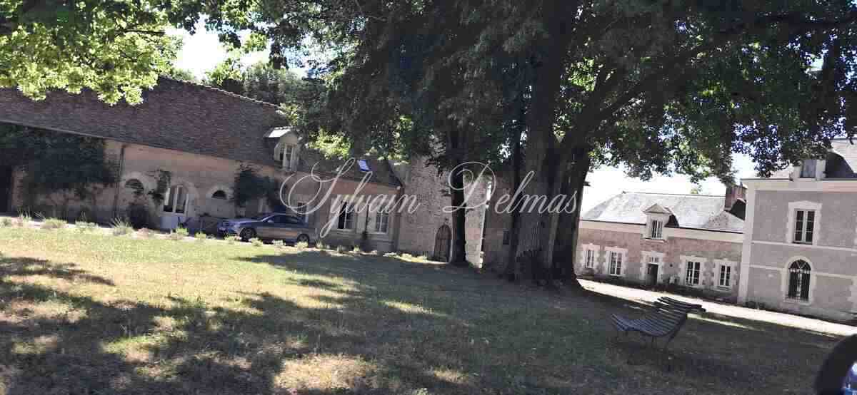 Domaine — Châteaux du XIX eme entièrement rénovée surplombant une charmante rivière, proche de Chambord et Blois.