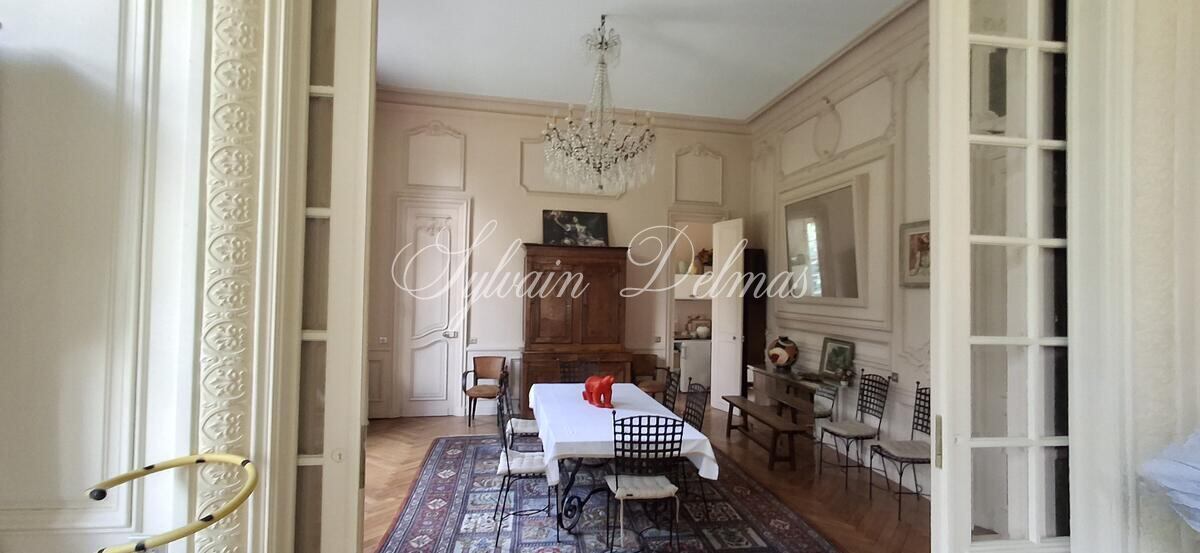Château du XIX -ème siècle entièrement rénové aux portes de Tours. Parc de 2.7ha.