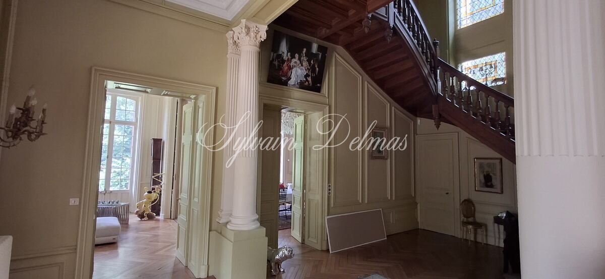 Château du XIX -ème siècle entièrement rénové aux portes de Tours. Parc de 2.7ha.
