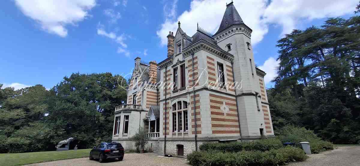 Château du XIX -ème siècle entièrement rénové aux portes de Tours. Parc de 2.7ha.