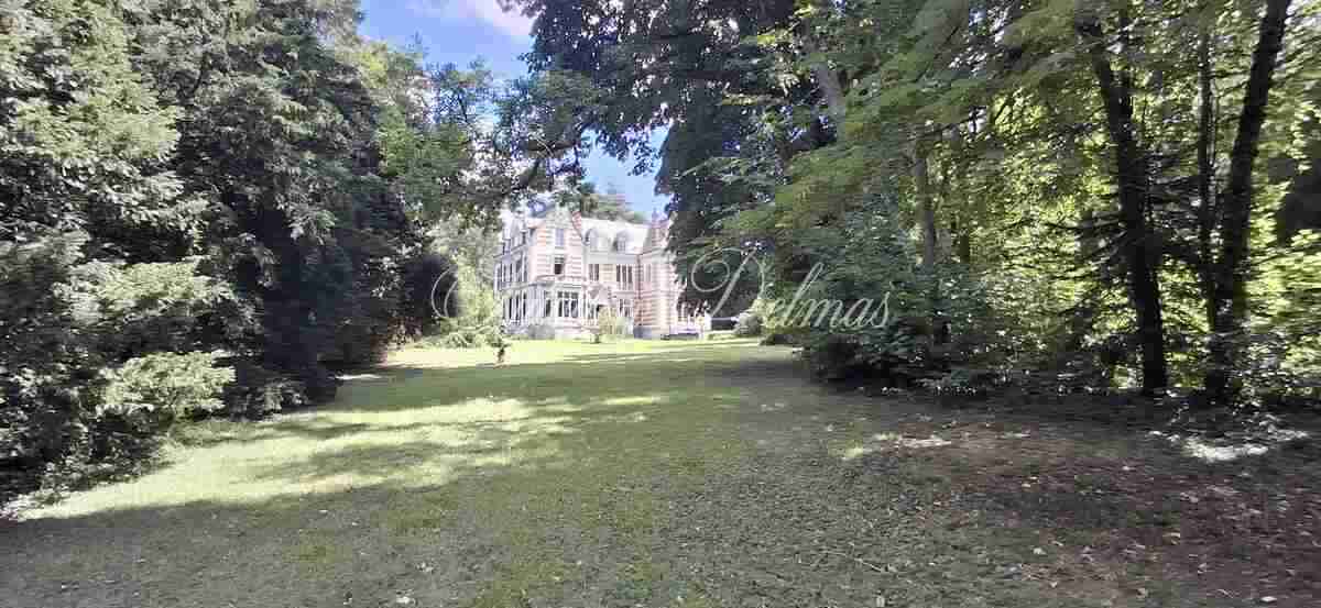 Château du XIX -ème siècle entièrement rénové aux portes de Tours. Parc de 2.7ha.
