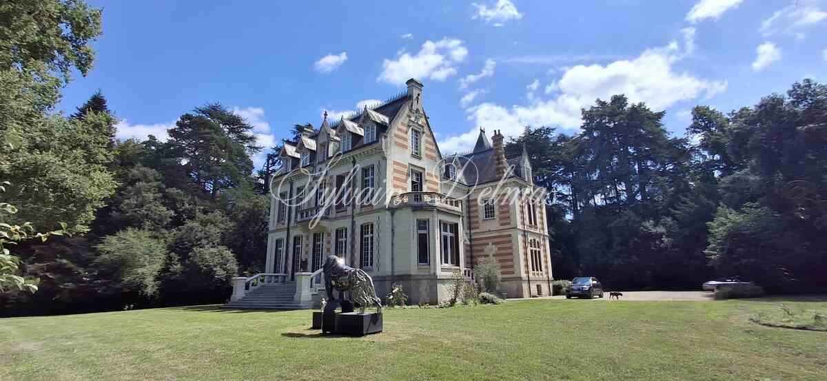 Château du XIX -ème siècle entièrement rénové aux portes de Tours. Parc de 2.7ha.