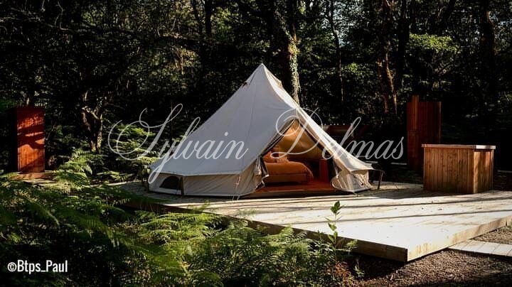 Opportunité d'affaires exceptionnelle : domaine de 24 hectares comprenant 15 hectares d'étangs, parfait pour divers projets touristiques et commerciaux. Avec une activité de location de tentes glamping en pleine expansion.